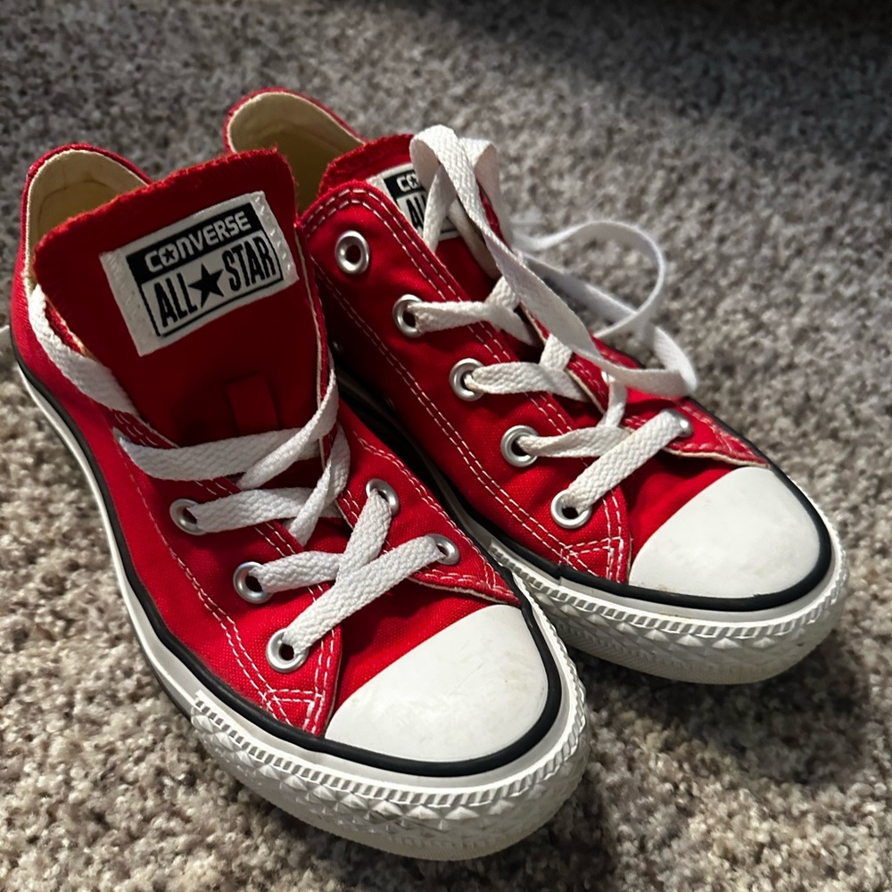 Chuck Taylor Converse RED women’s size 6 low top all star